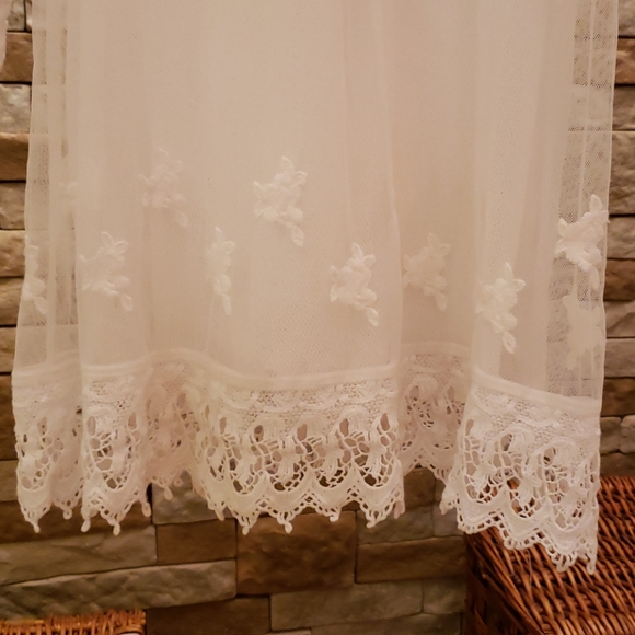 White lace top. "LILLY MASON" - Picture 9 of 15